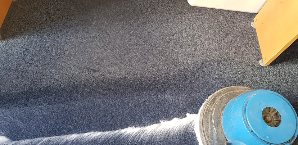 Monobrosse sur une moquette