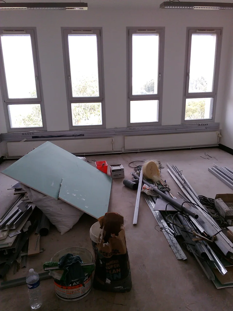 Pièce avec des fenêtres et des matériaux de travaux