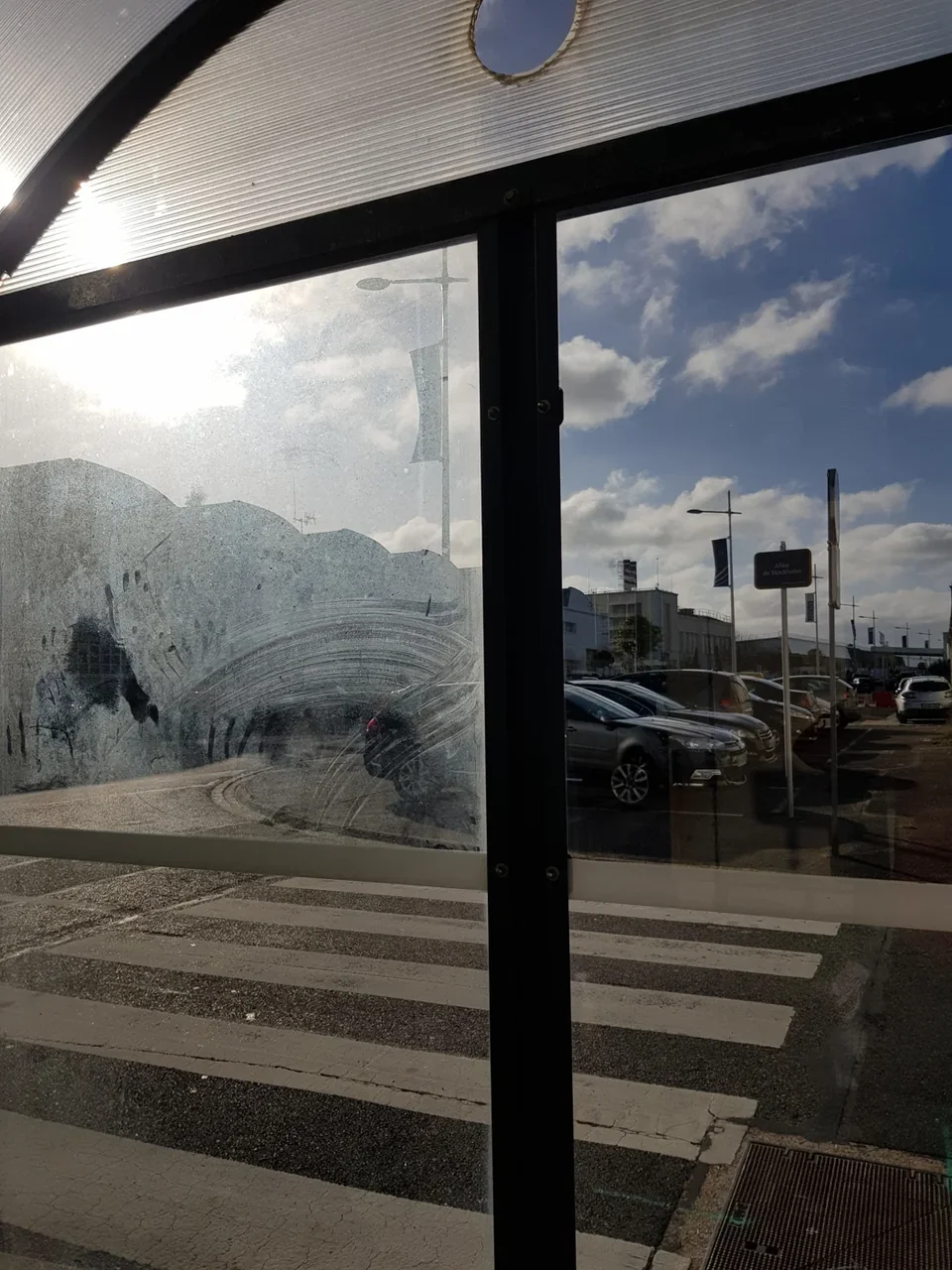 Deux surfaces vitrées, l’une avec des traces de lavage
