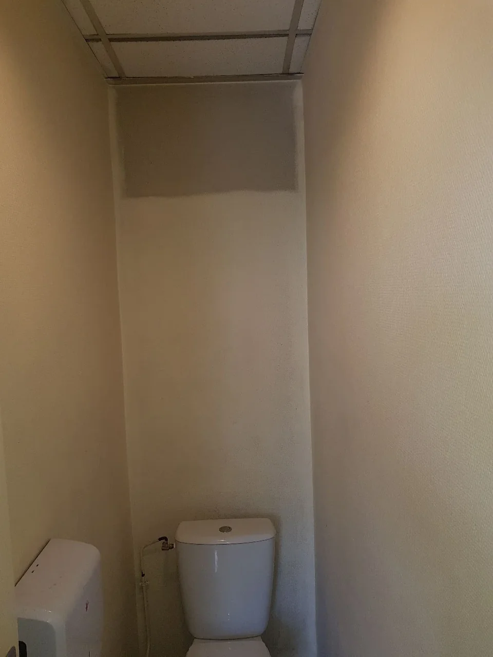 Cabinet de toilettes avec lavabo et réservoir
