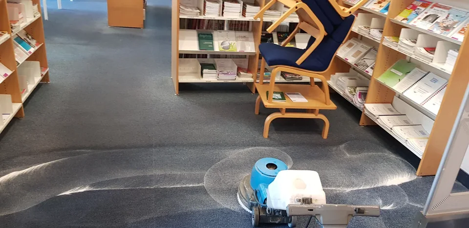 Nettoyage de moquette dans une pièce avec des étagères
