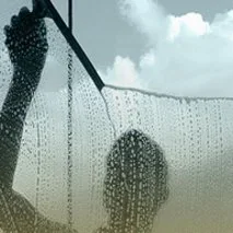 Lavage d’une vitre vu à travers la surface