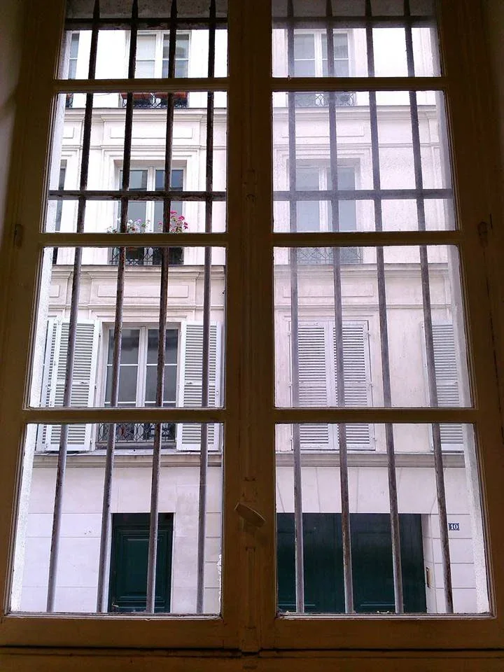 Collage de deux vues de fenêtres à cadres en bois